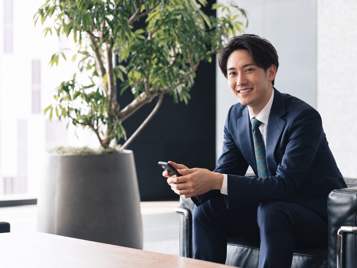 笑顔で相談に応じるKANDOU光の担当者
